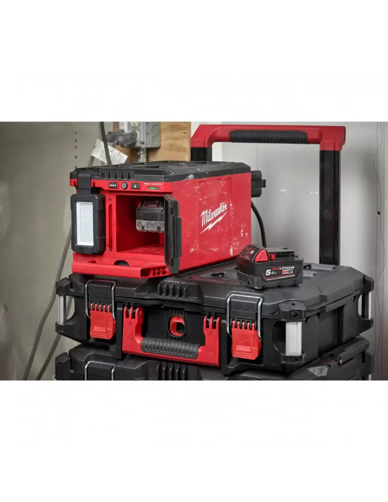 projecteur-3000-lumens-station-de-charge-packout-m18-poalc-0-4933478120-milwaukee (6).webp