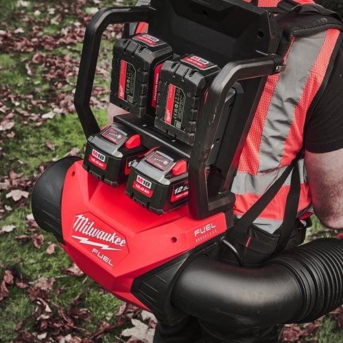 MILWAUKEE M18 F2BPB-0 - Souffleur dorsal à double batterie FUEL 18V, sans batterie